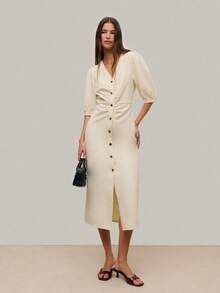 Nöista 这款优雅的中长连衣裙以其挺括的廓形和纽扣细节，打造出精致的正式造型。无论是春假聚会、叠穿搭配，还是生日派对等场合，它都是完美之选。这款优雅的连衣裙与靴子或高跟鞋都能完美搭配，打造出精致的春假造型。 - 米色 - 查看 3