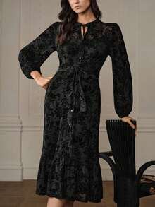 Aveloria Rosie Vestido de Manga Longa com Cintura Marcada e Textura Queimada, Moda e Versátil, Estilo Europeu, Outono/Inverno - Preto - Visão 1