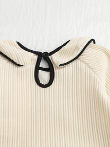 SHEIN 两件套女宝宝可爱甜美学院风时尚米色纯色罗纹纹理撞色黑色包边彼得潘领三蝴蝶结装饰长袖T恤套头衫和松紧腰A字裙两件套，柔软舒适，适合日常穿着、学校活动、秋冬季节。 - 白色 - 查看 3