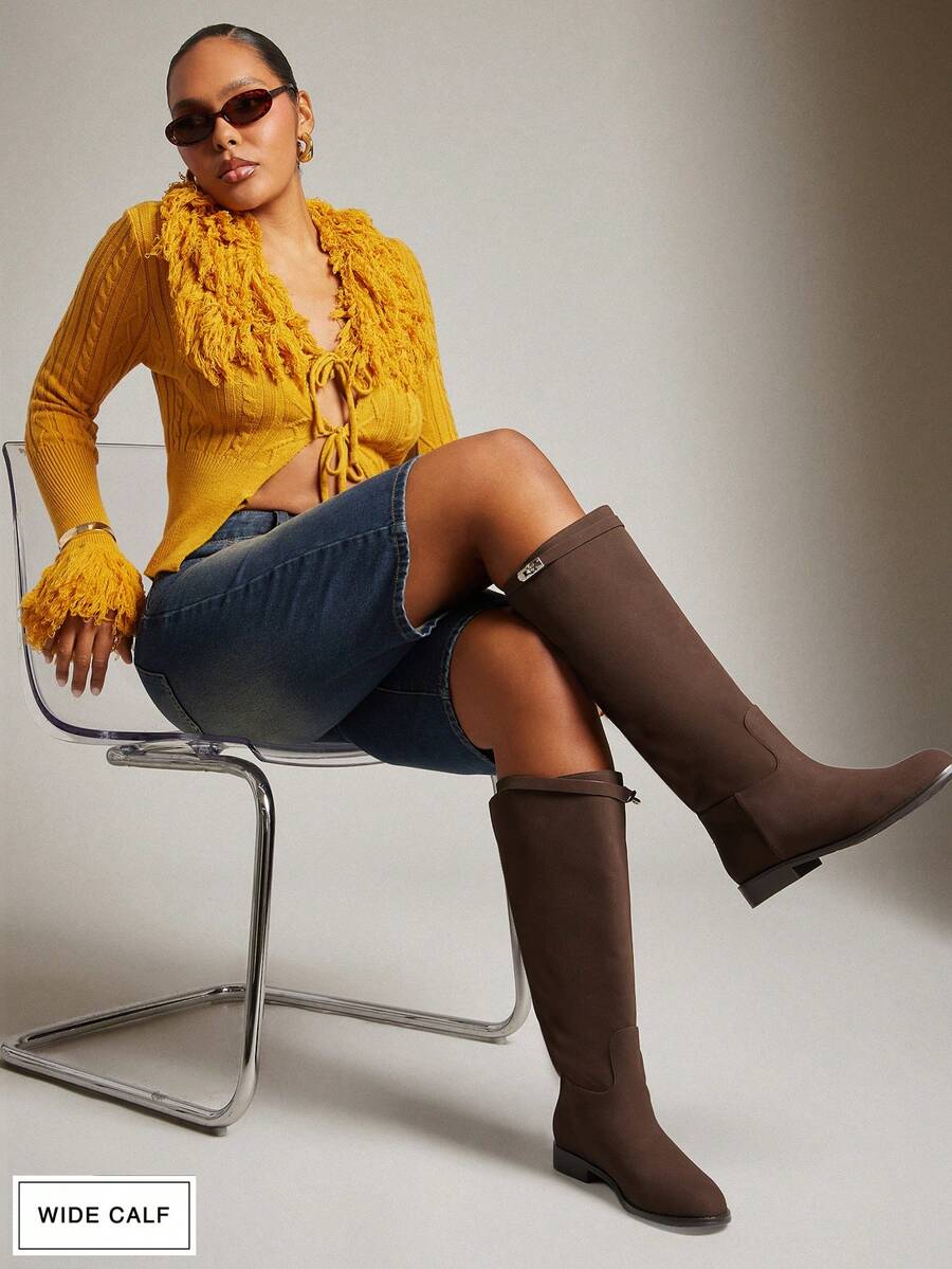 SHUZIA 女式宽筒日常休闲舒适圆头粗跟仿麂皮及膝靴，带金属装饰 - 棕色 - 查看 1