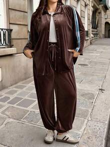 Comfylo Damen Große Größen Einfarbiger Langarm Cardigan Sweatshirt & Hose mit Verjüngtem Bein; Samt Hemdkragen Reißverschluss Cardigan + Lose Samt Tunnelzugbund Hose, Lässig, Ausgehend und Elegant Stil, mit kontrastierendem blauem Webband an der Seite, Zweiteiler. Damen Große Größen Lässig Zweiteiler: Brauner Samt Oberteil und Braune Hose; Modischer Brauner Zweiteiler - Braun - Übersicht 8