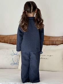 Dazy Kids Bộ đồ ngủ dài tay thêu họa tiết kẻ caro và quần dài cho bé gái, trang phục mùa thu cho bé gái - Màu xanh hải quân - Xem 4