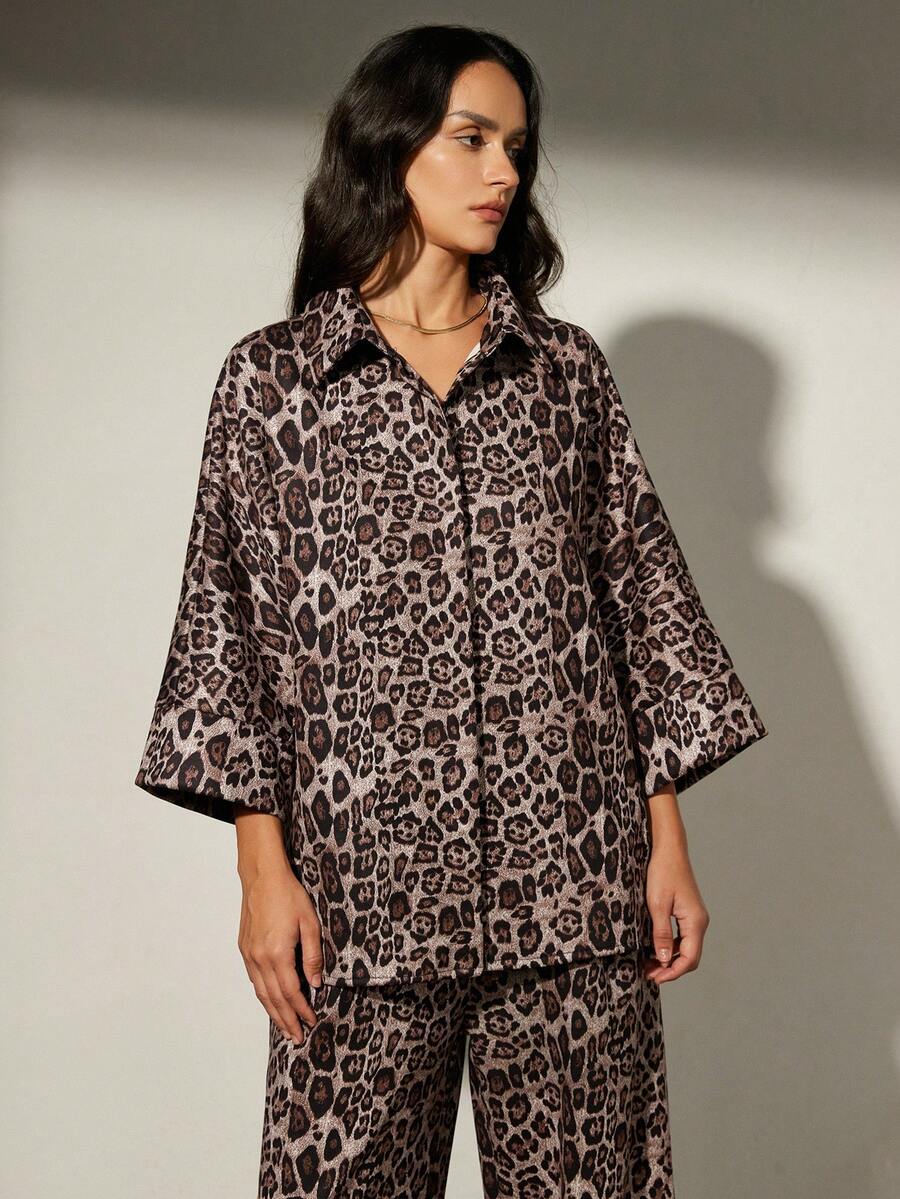 Aveloria Modichic 麂皮绒随机豹纹印花面料，翻领纽扣休闲宽松衬衫，松紧腰直筒修身裤，女式两件套 - 彩色 - 查看 1