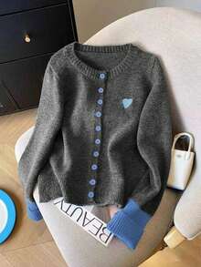 2025 Autumn/Winter Plus Size Women's Fashion: Casual, Minimalist, Versatile & Elegant Grey & Blue Colour-Blocked Patchwork Design With Heart Embroidery At The Bust Knitted Round Neck Button-Front Cardigan Sweater Ideal For Autumn Country Music Festivals, Brunch Outfits, Christmas Attire & New Year Celebrations