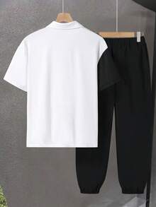 Vacaura 两件套休闲运动风短袖 Polo 衫和抽绳运动裤套装，白色主体搭配黑色左袖和灰色侧边拼接，黑色裤腿饰有白色小鹿印花和正面字母印花，宽松落肩 Polo 领，轻盈舒适，适合夏季日常穿着、校园活动、运动等场合，男女皆宜，撞色设计，小鹿印花，简约百搭风格，易于搭配