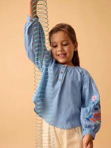 Maija Kids Maija Kids 涤纶喇叭袖衬衫，七分袖，饰有花卉图案，适合年轻女孩穿着。这款衬衫款式多样，包括女童上衣、刺绣衬衫等，适合秋冬季穿着。 - 藍色 - 查看 3