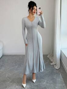 Modelyn رمضان فستان كاجوال أنيق بياقة على شكل حرف V مصنوع من الأقمشة المحبوكة مع خصر مشدود، اللون رمادي، مناسب للخريف والشتاء - رمادي فاتح - مشاهدة 6