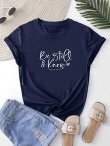 Camiseta de Manga Corta para Mujer con Estampado Be Still & Know en Letra Caligráfica, Diseño Religioso Inspirador, Ideal para Uso Diario y Ocasiones Casuales - azul real - Ver 3