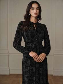 Aveloria Rosie Vestido de Manga Longa com Cintura Marcada e Textura Queimada, Moda e Versátil, Estilo Europeu, Outono/Inverno - Preto - Visão 4