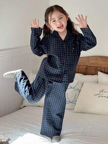 Dazy Kids Bộ đồ ngủ dài tay thêu họa tiết kẻ caro và quần dài cho bé gái, trang phục mùa thu cho bé gái - Màu xanh hải quân - Xem 2
