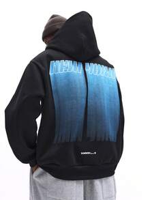 SUMWON 男士黑色套头连帽衫，背面饰有蓝色渐变印花，中间设有口袋，适合休闲冬季穿着。 - 黑色 - 查看 1