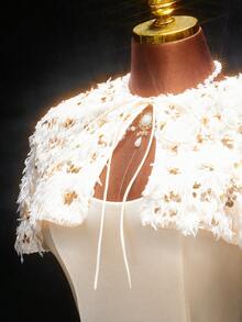 Amplova 女士亮片设计毛绒披肩上衣和无肩带连衣裙魅力时尚套装 - 杏色 - 查看 9