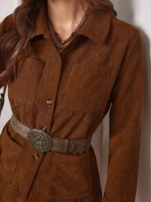 SHEIN LilyWest Bộ đồ nhung kẻ hai tông màu cổ điển thu đông dành cho nữ 2 món: Áo khoác cài nút cổ áo sơ mi tay dài có viền kim loại ở eo, chân váy ngắn cài nút và gấu thẳng - màu nâu - Xem 6