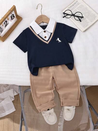 2 piezas Conjunto para Niño Pequeño, Polo de Punto Cómodo 2 en 1 para Niños, Parte Superior de Manga Corta Casual con Estampado en el Pecho y Diseño de Nicho Emparejada con Pantalones Caqui de Cintura Elástica y Corte Holgado, Adecuado para Ocasiones de Otoño como Vacaciones, Uso Diario, etc.