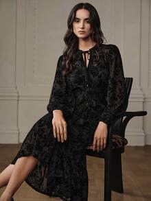 Aveloria Rosie Vestido de Manga Longa com Cintura Marcada e Textura Queimada, Moda e Versátil, Estilo Europeu, Outono/Inverno - Preto - Visão 2