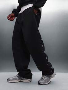 PLAYBOY X SUMWON Bộ đồ hoodie và quần jogger thoải mái có mũ trùm đầu có dây rút và chi tiết băng dính hai bên cho trang phục dạo phố thường ngày mùa đông - màu đen - Xem 4