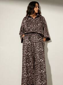 Aveloria Modichic 麂皮绒随机豹纹印花面料，翻领纽扣休闲宽松衬衫，松紧腰直筒修身裤，女式两件套 - 彩色 - 查看 5