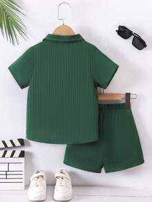 SHEIN 男童夏季休闲纹理纽扣衬衫短裤两件套 - 墨綠色 - 查看 2