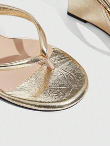 MISSGUIDED 金属坡跟人字凉鞋高跟厚底夏季沙滩婚礼派对晚会一脚蹬正式凉鞋优雅时尚鞋类 - 金色 - 查看 4
