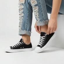 Tenis unisex tipo canvas para mujer, hombre diseño moderno y versátil; perfectos para un look urbano, casual y lleno de personalidad. Ideales para combinar con jeans, pantalones, shorts y vestidos, brindando comodidad, soporte y un toque creativo en tu día a día, escuela, trabajo, viajes y actividades al aire libre. Disponibles para expresar tu estilo único. - Blanco y Negro - Ver 2