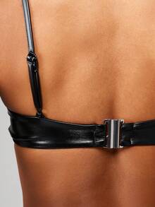 MISSGUIDED Bralette triangular de piel sintética con detalles de tirantes y cierre ajustable de gancho y ojo para el uso diario de las mujeres - Negro - Ver 4