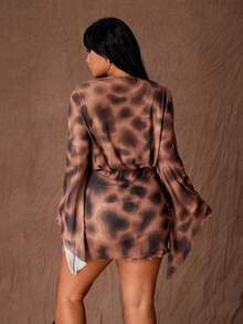 Rustia 深V领豹纹网纱紧身迷你连衣裙，喇叭袖，性感派对女装