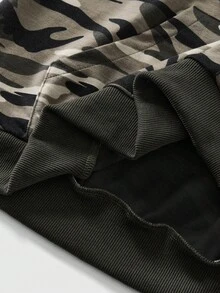 ROMWE MEN Street Life 男士迷彩标语水钻装饰长袖休闲连帽衫 - 軍綠色 - 查看 5
