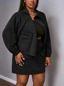 Slaydiva 2025 Nouveau style de rue printemps/été Tenue de sport décontractée pour festival de musique, tenue quotidienne et de boîte de nuit pour étudiants. Veste courte avec fausse poche poitrine oblique et ourlet à cordon de serrage en vert militaire unicolore. Mini-jupe cargo avec poches et taille élastique, ensemble 2 pièces grande taille