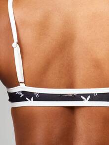 Missguided x Playboy 这款三角胸罩饰有品牌标志印花，搭配白色撞色滚边和可调节肩带，兼具日常舒适与时尚感。 - 黑與白 - 查看 4