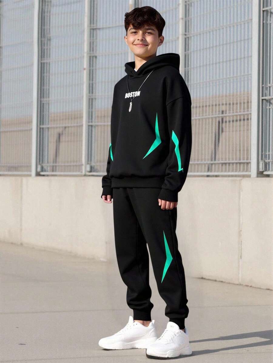Vacaura 男童两件套运动服,青少年户外休闲运动秋冬波士顿字母闪电图案印花连帽衫+运动裤套装 - 黑色 - 查看 1