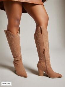 SHUZIA #宽筒女式复古刺绣图案尖头粗跟过膝PU做旧棕褐色牛仔靴 - 流畅的轮廓，永恒的牛仔竞技魅力。 - 摩卡棕 - 查看 4