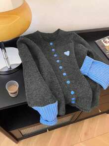 2025 Autumn/Winter Plus Size Women's Fashion: Casual, Minimalist, Versatile & Elegant Grey & Blue Colour-Blocked Patchwork Design With Heart Embroidery At The Bust Knitted Round Neck Button-Front Cardigan Sweater Ideal For Autumn Country Music Festivals, Brunch Outfits, Christmas Attire & New Year Celebrations