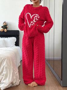 SHEIN Conjunto de pijama de felpa suave con bordado 3D en forma de corazón, cálido para el invierno - Rojo - Ver 2