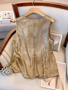 Femmeverse 大码女式金属质感弧形V领无袖时尚上衣 - 金色 - 查看 2