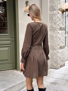 Serisse Đầm ngắn thường ngày họa tiết sọc cổ chữ V tay dài cài nút cho nữ - Rỉ Nâu - Xem 2