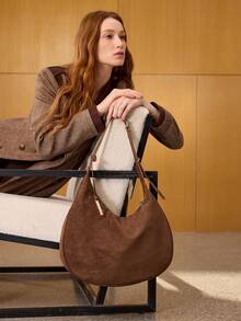 MOTF PREMIUM 女士麂皮极简新月形手提包，配精致金属吊坠，浓缩咖啡棕色 - 咖啡棕 - 查看 5