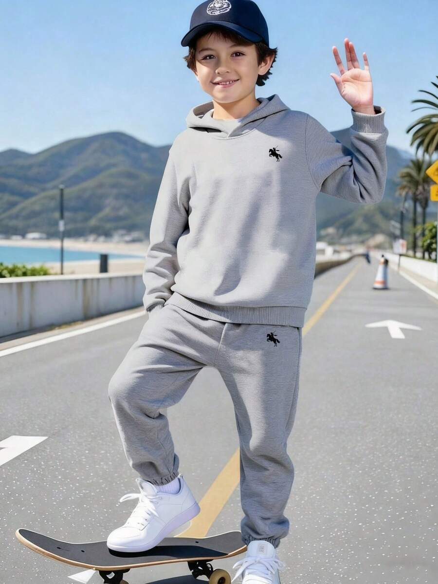 两件套男童秋冬舒适士兵与骏马图案印花连帽衫和运动裤套装,休闲时尚 - 淺灰色 - 查看 1
