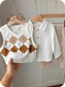 男婴三件套休闲百搭菱格纹背心、白色长袖衬衫、卡其色条纹休闲裤套装，适合生日派对、锐舞派对、晚宴、演出、婚礼、宝宝满月、一周岁生日庆祝、婚礼宾客、迎婴派对、洗礼服 - 彩色 - 查看 1