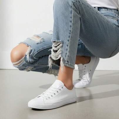 Tenis unisex tipo canvas para mujer, hombre diseño moderno y versátil; perfectos para un look urbano, casual y lleno de personalidad. Ideales para combinar con jeans, pantalones, shorts y vestidos, brindando comodidad, soporte y un toque creativo en tu día a día, escuela, trabajo, viajes y actividades al aire libre. Disponibles para expresar tu estilo único.