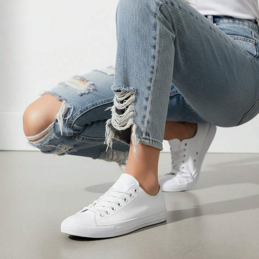 Tenis unisex tipo canvas para mujer, hombre diseño moderno y versátil; perfectos para un look urbano, casual y lleno de personalidad. Ideales para combinar con jeans, pantalones, shorts y vestidos, brindando comodidad, soporte y un toque creativo en tu día a día, escuela, trabajo, viajes y actividades al aire libre. Disponibles para expresar tu estilo único. - Blanco - Ver 1