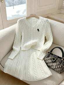 SHEIN Sparklyn مجموعة كنزة صوفية للبنات المراهقات، تصميم بسيط بياقة على شكل حرف V، نسيج مضفر، مطرز بنقشة حصان، أكمام مضبوطة، مقترنة بتنورة مصغرة منسدلة مطابقة، طراز رياضي كاجوال، قماش ناعم وسلس، مناسب للارتداء اليومي، المدرسة، الخارج، الحفلات في فصلي الربيع والخريف - لون مشمشي - مشاهدة 1