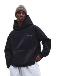 SUMWON 男士黑色套头连帽衫，背面饰有蓝色渐变印花，中间设有口袋，适合休闲冬季穿着。 - 黑色 - 查看 2