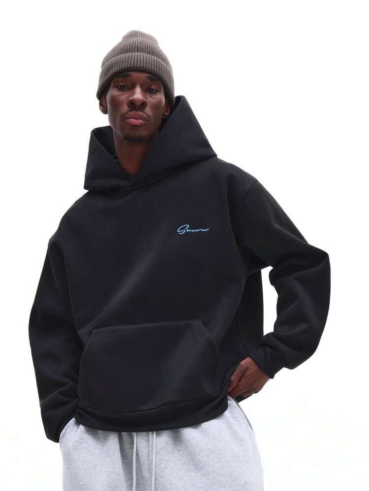 Czarna bluza z kapturem z niebieskim nadrukiem na plecach