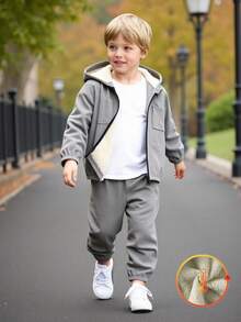 男童休闲简约抓绒外套和裤子套装（2件套），适合休闲放松、日光浴、上学、秋冬季节、幼儿穿着，保暖内衬。 - 灰色 - 查看 3