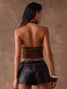 SHEIN BAE 千禧一代女式纯色短款麂皮绒贴片装饰时尚性感露背吊带露脐上衣，适合音乐节、街头风、休闲外出等场合。这款贴片装饰露脐上衣是新年时尚露脐上衣的理想之选，采用精湛工艺打造的奢华麂皮绒面料，性感吊带露脐上衣，也适合夜店穿着。 - 摩卡棕 - 查看 2