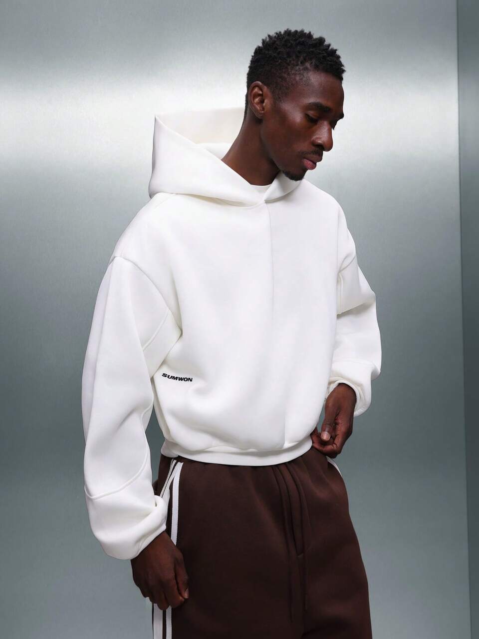 PLAYBOY X SUMWON Felpa con cappuccio crop fit con stampa di grande logo circolare sul retro e design in testo nero