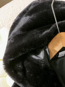 女童柔软仿皮草外套，优雅长袖短款修身连帽大衣，适合秋冬季穿着