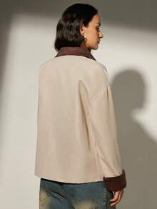 Aveloria Modichic 女士秋冬新款仿麂皮拼接撞色口袋装饰夹克，优雅休闲通勤风 - 卡其色 - 查看 3