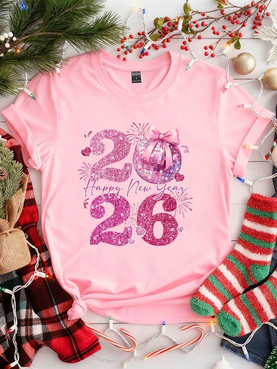 SHEIN EZwear Tricou casual lejer roz cu guler rotund și mânecă scurtă, model Anul Nou 2026, ușor, potrivit pentru femei, pentru întâmpinarea Anului Nou, sărbătoare a petrecerii de sărbători, ediție de Anul Nou, petrecere de Revelion, Anul Nou, sloganul "Anul Nou fericit 2026" pentru petrecere de Anul Nou - Roz praf - Vizualizare 1