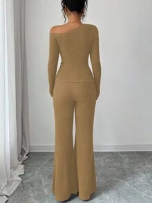 Elenzga 女士时尚休闲两件套，不对称肩部褶皱下摆金属装饰长袖罗纹针织修身T恤 + 罗纹针织修身喇叭裤 - 卡其色 - 查看 2